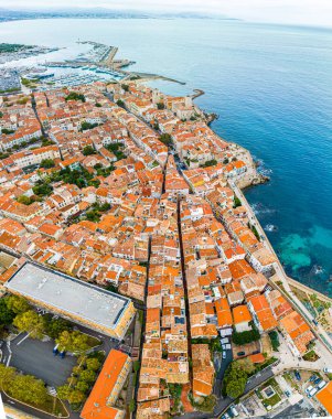 Antibes 'in havadan görünüşü, Fransa' nın Riviera şehrinde Cannes ve Nice arasında bir tatil köyü.