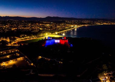 Fransa 'nın Fransız Rivierası' nda Cannes ve Nice arasında bir tatil köyü olan Antibes 'in günbatımı manzarası