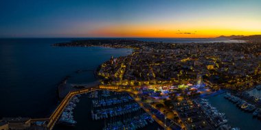 Fransa 'nın Fransız Rivierası' nda Cannes ve Nice arasında bir tatil köyü olan Antibes 'in günbatımı manzarası