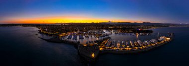 Fransa 'nın Fransız Rivierası' nda Cannes ve Nice arasında bir tatil köyü olan Antibes 'in günbatımı manzarası