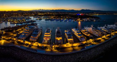 Fransa 'nın Fransız Rivierası' nda Cannes ve Nice arasında bir tatil köyü olan Antibes 'in günbatımı manzarası