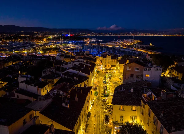 Fransa 'nın Fransız Rivierası' nda Cannes ve Nice arasında bir tatil köyü olan Antibes 'in günbatımı manzarası