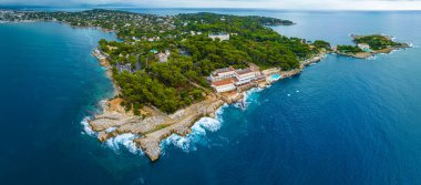 Antibes 'in havadan görünüşü, Fransa' nın Riviera şehrinde Cannes ve Nice arasında bir tatil köyü.