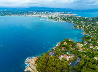 Antibes 'in havadan görünüşü, Fransa' nın Riviera şehrinde Cannes ve Nice arasında bir tatil köyü.
