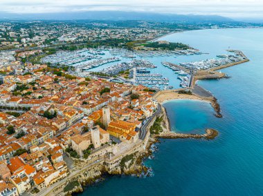 Antibes 'in havadan görünüşü, Fransa' nın Riviera şehrinde Cannes ve Nice arasında bir tatil köyü.