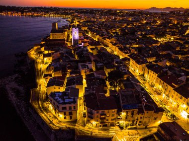 Fransa 'nın Fransız Rivierası' nda Cannes ve Nice arasında bir tatil köyü olan Antibes 'in günbatımı manzarası