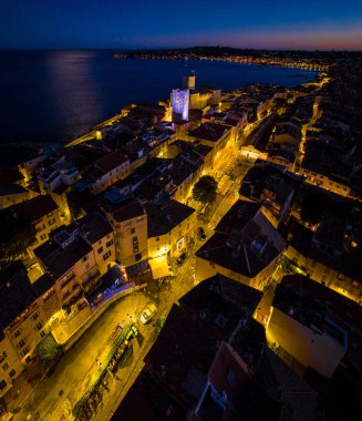 Fransa 'nın Fransız Rivierası' nda Cannes ve Nice arasında bir tatil köyü olan Antibes 'in günbatımı manzarası