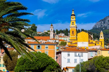 Menton manzarası, Fransa 'nın güneydoğusundaki Fransız Rivierası' nın sahilleri ve Fransa 'nın Serre de la Madone bahçesi ile bilinen bir kasabası.