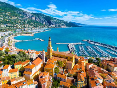 Menton manzarası, Fransa 'nın güneydoğusundaki Fransız Rivierası' nın sahilleri ve Fransa 'nın Serre de la Madone bahçesi ile bilinen bir kasabası.