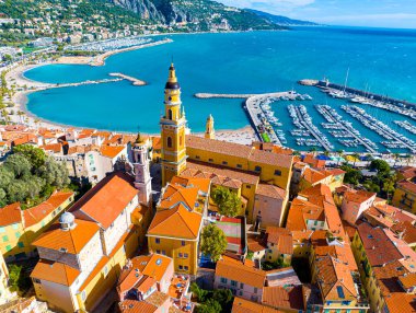 Menton manzarası, Fransa 'nın güneydoğusundaki Fransız Rivierası' nın sahilleri ve Fransa 'nın Serre de la Madone bahçesi ile bilinen bir kasabası.