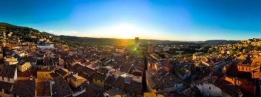 Fransız Rivierası 'nda bir kasaba olan Grasse' nin hava manzarası, Fransa 'nın uzun zamandır bilinen parfüm endüstrisi ile tanınıyor.