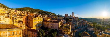 Fransız Rivierası 'nda bir kasaba olan Grasse' nin hava manzarası, Fransa 'nın uzun zamandır bilinen parfüm endüstrisi ile tanınıyor.