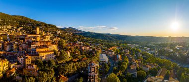 Fransız Rivierası 'nda bir kasaba olan Grasse' nin hava manzarası, Fransa 'nın uzun zamandır bilinen parfüm endüstrisi ile tanınıyor.