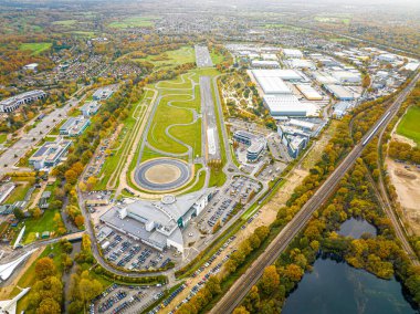 İngiltere, Surrey 'deki Weybridge yakınlarındaki Brooklands' da motorlu yarış pistinin hava görüntüsü.