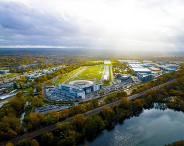 İngiltere, Surrey 'deki Weybridge yakınlarındaki Brooklands' da motorlu yarış pistinin hava görüntüsü.