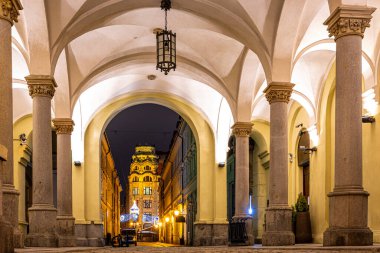 Wroclaw pazar meydanının gün batımından sonraki görüntüsü, Polonya ve AB