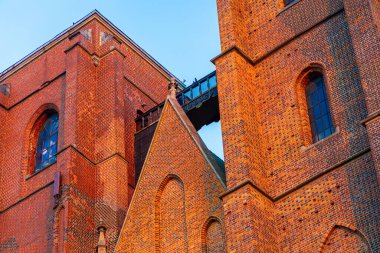 Günbatımından sonra Wroclaw Tövbe Köprüsü manzarası, Polonya ve AB