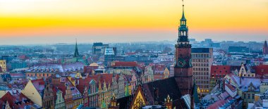 Wroclaw pazar meydanının gün batımından sonraki görüntüsü, Polonya ve AB