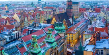 Wroclaw pazar meydanının gün batımından sonraki görüntüsü, Polonya ve AB