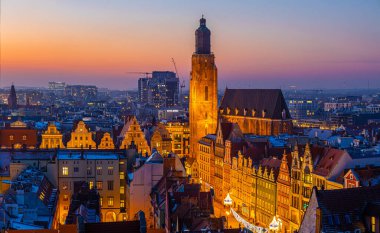 Wroclaw pazar meydanının gün batımından sonraki görüntüsü, Polonya ve AB