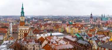 Polonya 'nın batısındaki Warta Nehri üzerindeki Poznan kentine Noel bakışı