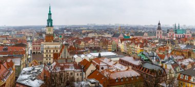 Polonya 'nın batısındaki Warta Nehri üzerindeki Poznan kentine Noel bakışı