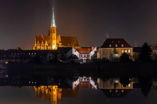 弗罗茨拉夫圣十字大教堂的夜景 — 图库照片