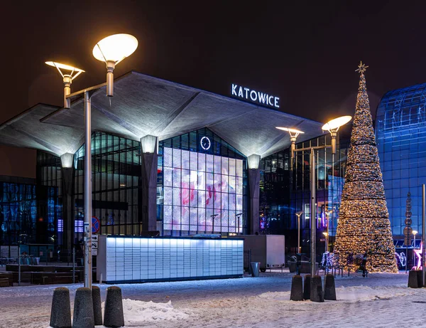 冬のクリスマスに飾られたカトヴィツ駅 ポーランド ロイヤリティフリーのストック写真