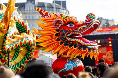 Çin 'de ay dönümü kutlamaları sırasında Londra, İngiltere' de ejderha dansı