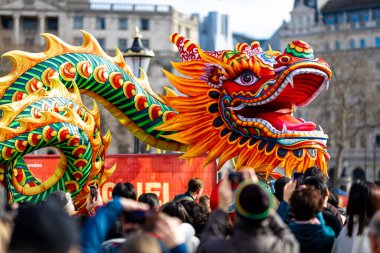 Çin 'de ay dönümü kutlamaları sırasında Londra, İngiltere' de ejderha dansı