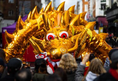 Çin 'de ay dönümü kutlamaları sırasında Londra, İngiltere' de ejderha dansı