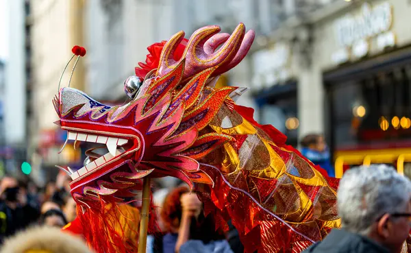 Çin 'de ay dönümü kutlamaları sırasında Londra, İngiltere' de ejderha dansı