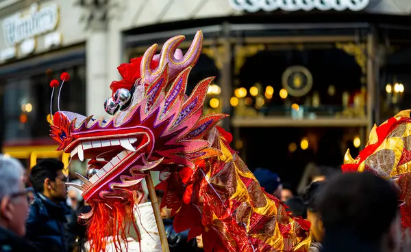 イギリスのロンドンで中国の月の祭りの間にドラゴンダンス ロイヤリティフリーのストック画像