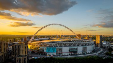 Londra, İngiltere 'de Wembley Stadyumu' nda günbatımında verilen konserin hava görüntüsü.