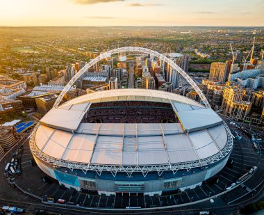 Londra, İngiltere 'de Wembley Stadyumu' nda günbatımında verilen konserin hava görüntüsü.