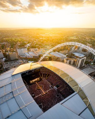 Londra, İngiltere 'de Wembley Stadyumu' nda günbatımında verilen konserin hava görüntüsü.