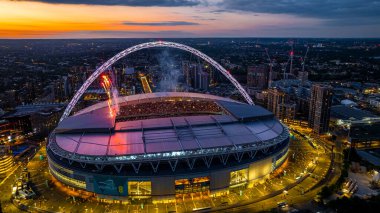 Londra, İngiltere 'de Wembley Stadyumu' nda günbatımında verilen konserin hava görüntüsü.