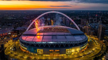 Londra, İngiltere 'de Wembley Stadyumu' nda günbatımında verilen konserin hava görüntüsü.