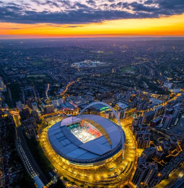 Londra, İngiltere 'de Wembley Stadyumu' nda günbatımında verilen konserin hava görüntüsü.