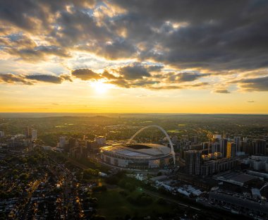 Londra, İngiltere 'de Wembley Stadyumu' nda günbatımında verilen konserin hava görüntüsü.