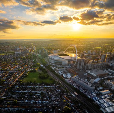 Londra, İngiltere 'de Wembley Stadyumu' nda günbatımında verilen konserin hava görüntüsü.