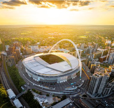Londra, İngiltere 'de Wembley Stadyumu' nda günbatımında verilen konserin hava görüntüsü.