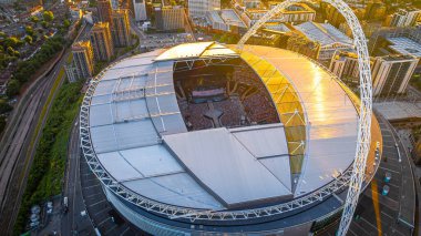 Londra, İngiltere 'de Wembley Stadyumu' nda günbatımında verilen konserin hava görüntüsü.