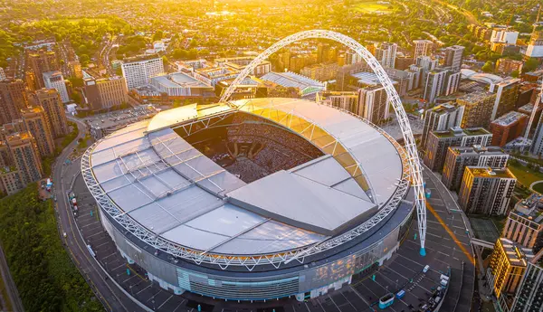 Londra, İngiltere 'de Wembley Stadyumu' nda günbatımında verilen konserin hava görüntüsü.