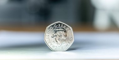 2022 'de İngiltere Merkez Bankası tarafından çıkarılan Kral III. Charles' ın portresi.