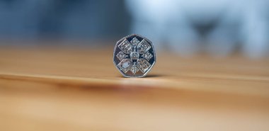 2022 'de İngiltere Merkez Bankası tarafından çıkarılan Kral III. Charles' ın portresi.