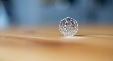 2022 'de İngiltere Merkez Bankası tarafından çıkarılan Kral III. Charles' ın portresi.