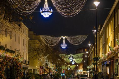 Londra Belgravia 'daki Elizabeth sokağı Noel için süslendi, İngiltere