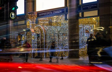 Londra 'nın Hammersmith bölgesi Noel için dekore edildi.