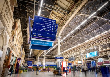 İngiltere, Londra 'da Victoria tren istasyonunun bekleme salonu.